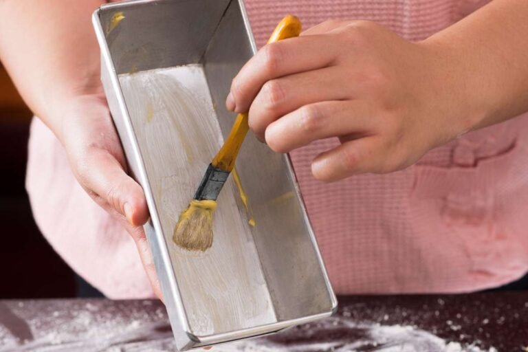 Grease Silicone Baking Pans For Perfect Results! 5 grease silicone baking pans