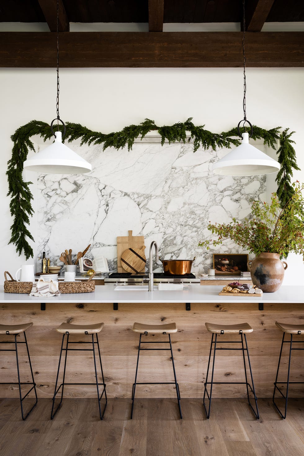 Modern Kitchen Christmas Decor with Garland