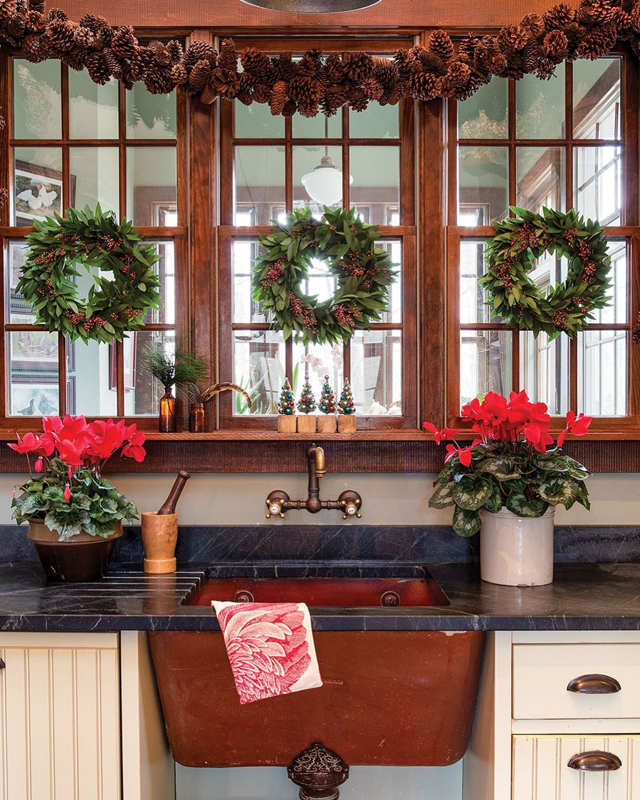 Kitchen Window Christmas Decor