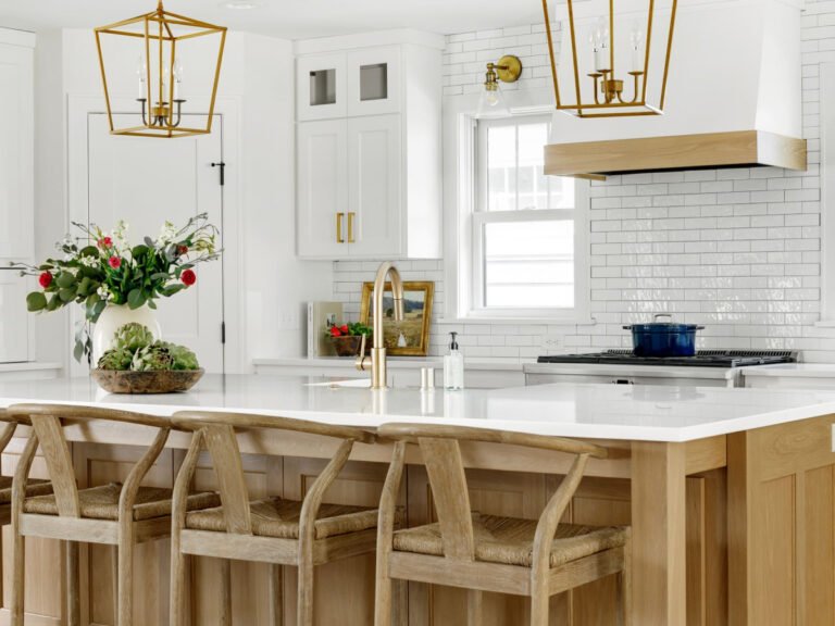 Kitchen Peninsulas: Still Stylish? What Experts Say for 2024