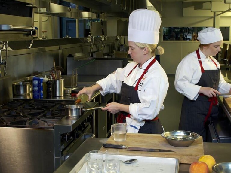 Kitchen Queens New Orleans Recipes: Authentic Diverse Dishes