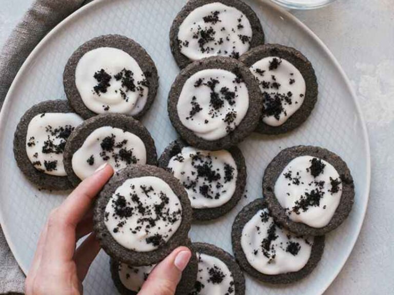 Things to Bake When Bored: 50+ Easy Recipes for Cookies, Cakes, and Treats